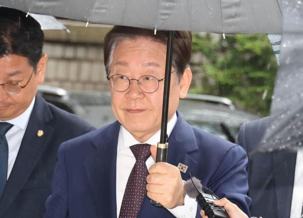 '李 대북송금 사건' 재판 재개…"檢공소장 다시 정리하라"