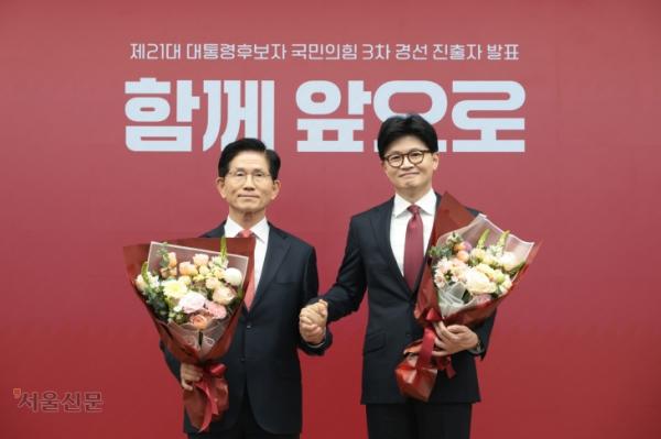 金 ‘연륜’ vs  韓 ‘젊은 피’… “김덕수든 한덕훈이든 뭉쳐야 살제”