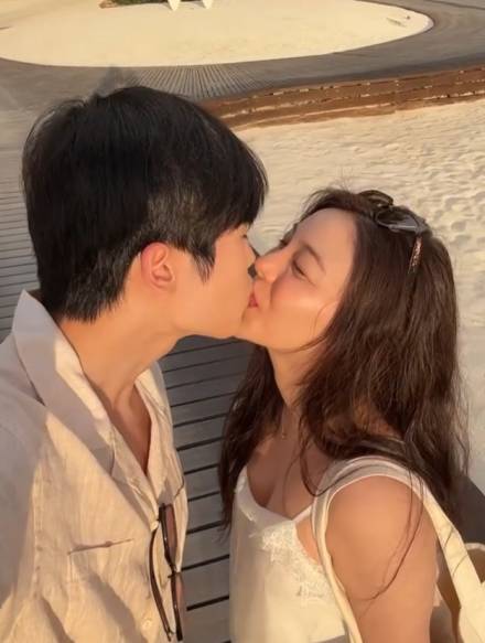 에일리♥최시훈, 주변 시선 따윈... 달달한 입맞춤