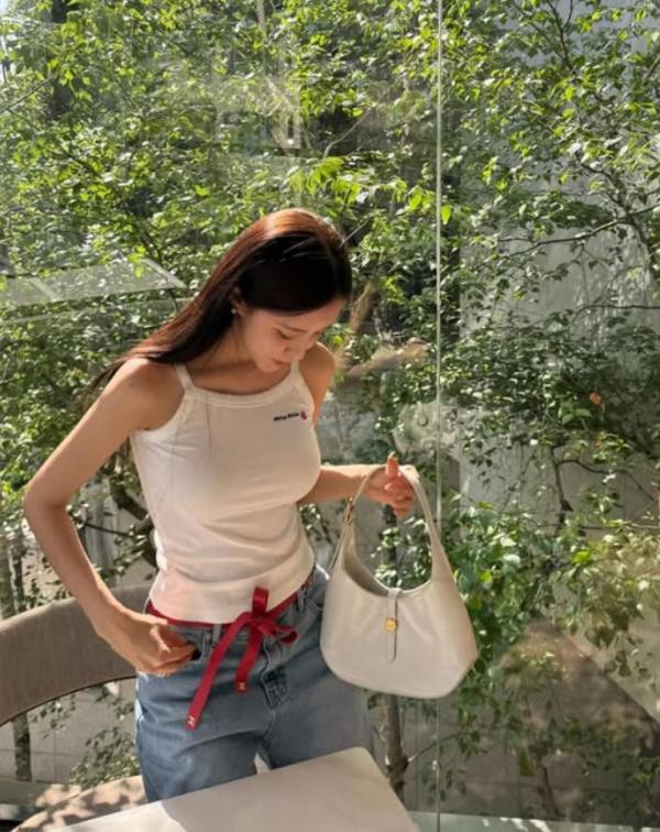 효민, 흰티+청바지로 완성한 글래머 청순룩...“요즘 서울 ootd”