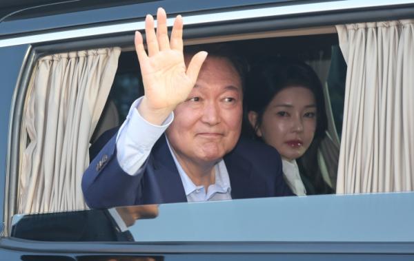 검찰, ‘비상계엄’ 윤 전 대통령 직권남용 혐의로 추가 기소