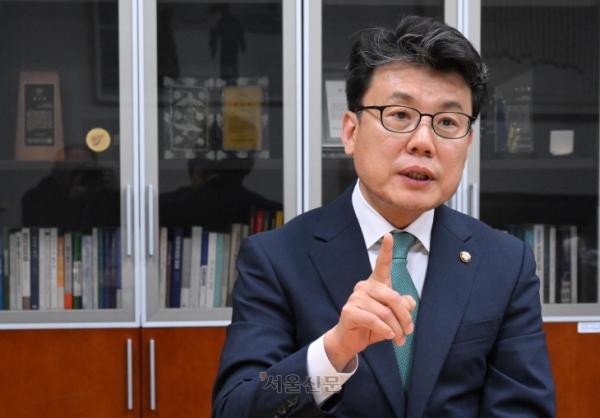 [인터뷰]진성준 “지금은 성장 강조할 수밖에 없어…기업이 세제 혜택 선택하게 할 것”