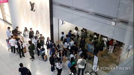 '공항 유심 대란' 3일 새벽 출국 피크… SKT, 패스트트랙 운영키로