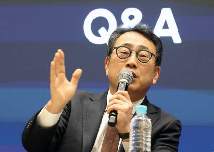 SKT, 전국 T월드 매장 신규 가입·번호이동 중단…유심 교체에 집중