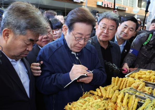 대법원 판결에도 밝게 웃는 이재명..."정치는 국민이 하는 것" 역설