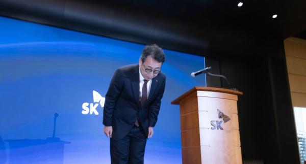 SKT 유영상 "오늘부터 매일 브리핑 한다…시행착오 뼈저리게 반성"