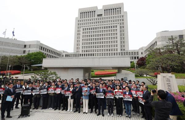 "가진 권한 다 쓰겠다" 대법원에 선전포고한 민주당…'탄핵 시사 발언까지 나와'