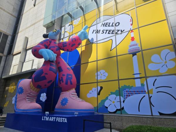 [르포]"백화점 접수한 100만원 짜리 예술작품" …롯데 VS 신세계 '명동대전'