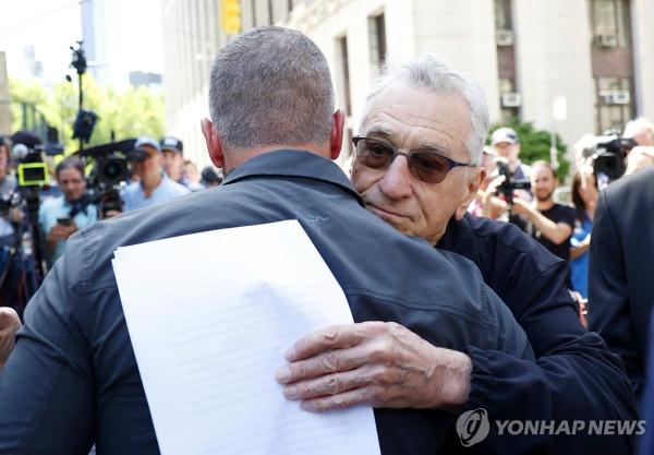 "아들이었던 딸 사랑하고 지지"…커밍아웃 딸에 로버트 드니로가 한 말