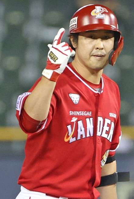 '엄살 맞네' 최정, 부상 복귀 첫 타석서 2점 홈런...500홈런까지 -4개 [IS 잠실]