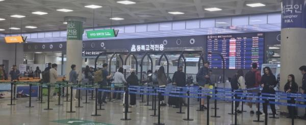 “제주행 항공편 동났어요”… 황금연휴 제주 관광 모처럼 화색