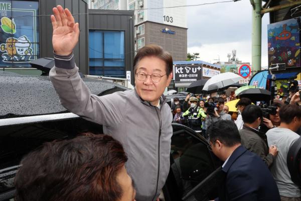 이재명 "피습 우려에 대인 접촉 어려워"…경호 강화·민생 투어 병행