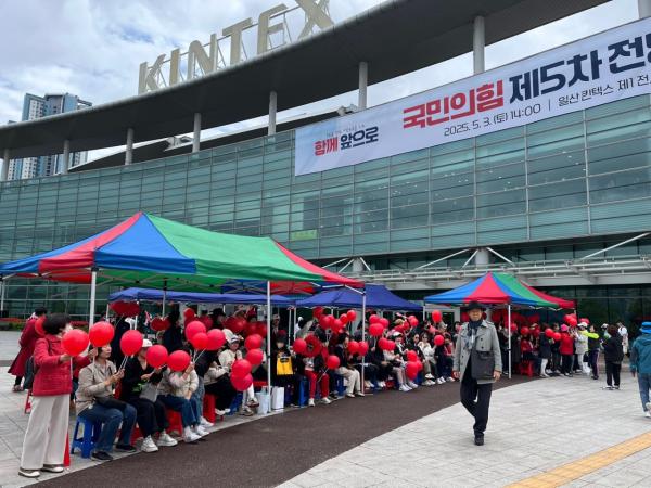 [르포]"24평에 사는 정직한 사람" VS "고인물 버려야"…김문수·한동훈 지지자들 기싸움