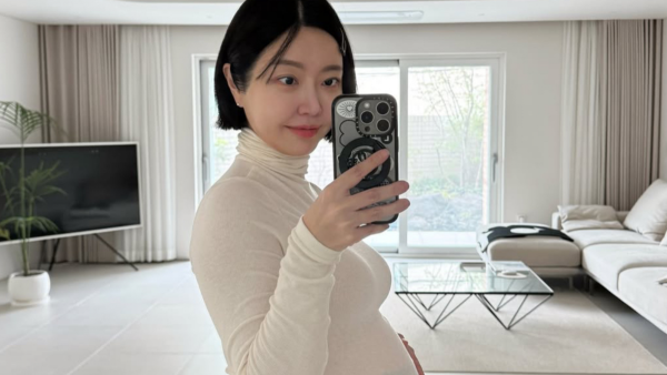 ‘쌍둥이 임신’ 레이디 제인, 다양한 ootd로 시선집중…“만삭에도 패션은 못 놓쳐”