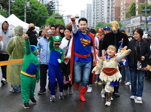 '슈퍼맨' 변신 오언석 도봉구청장...어린이들 친구 되다