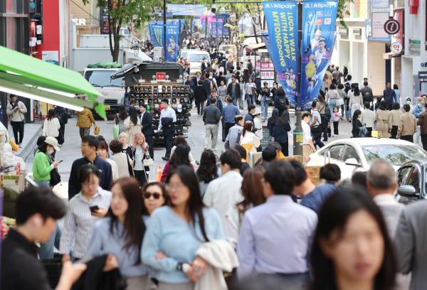 황금연휴에 놀러 다니는 건 외국인 뿐…고급 호텔·뷔페서 실종된 현지인들[日요일日문화]