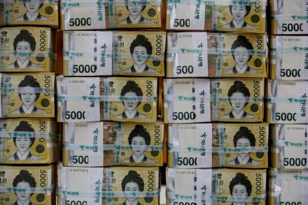 금리 인하 전 돈쌓는 기업들…10억원 고액 계좌 사상 첫 10만좌 돌파
