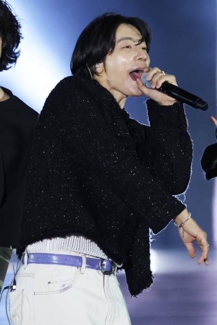 슈퍼주니어 D&E 동해, '흥 넘치는 오빠' 무대 즐겨~