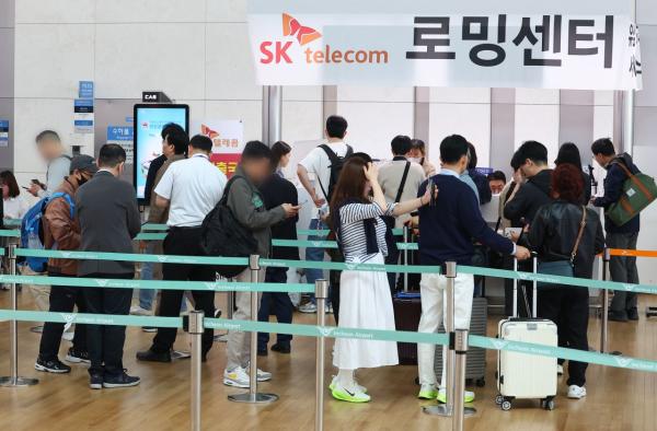 오늘부터 SKT 대리점서 신규가입 금지…유심교체 100만명(상보)
