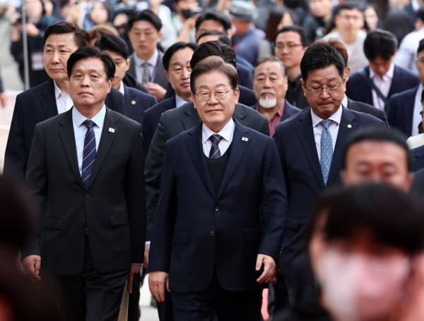 민주 "이재명 재판 대선 후로 미뤄라" 총공세
