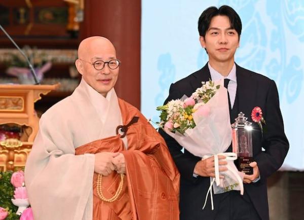 결혼 후 불교로 개종·삭발 감행한 이승기 '불자 대상'