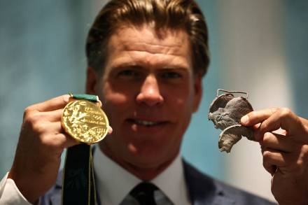 IOC, 산불로 메달 잃은 전 수영 선수에게 복제본 전달
