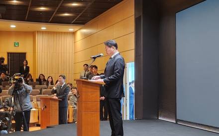 SK 최태원 "뼈저리게 반성…유심 교체 안 해"