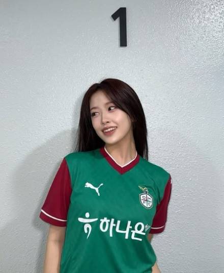 안유진, 너무 예뻐도 문제…‘승리 요정’ 패션 화제
