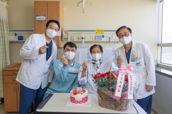 어머니는 망설였지만, 간 떼어준 50대 효자…‘새 삶’으로 보은