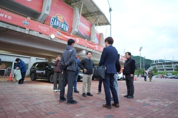 홈경기 응원 온 춘천시장 출입 막은 강원FC