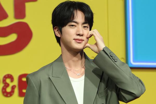 경찰, BTS 진에 '기습 입맞춤' 50대 日여성 송치