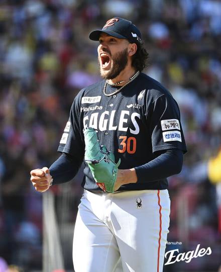 외국인 잔혹사 끊어낸 '복덩이'...한화 폰세, KBO 3~4월 월간 MVP 수상