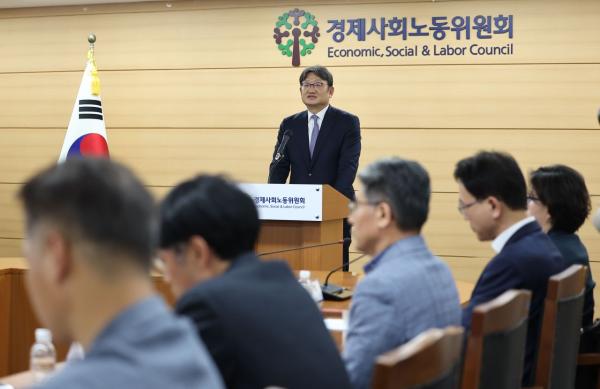 경사노위 "정년연장보다 '계속고용' 먼저…2033년 65세까지 의무"(종합)