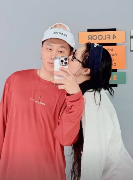현아, ♥용준형 볼뽀뽀…달콤한 신혼 일상
