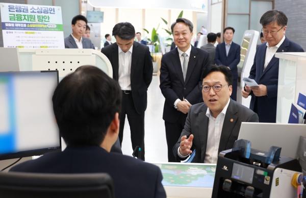 진옥동 신한금융 회장, 김병환 위원장과 소상공인 간담회