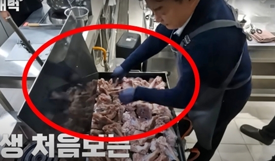 백종원 더본코리아 대표가 적정한 검사 절차를 거치지 않은 ‘닭뼈 튀김’ 조리도구를 가맹점에 공급했다는 의혹에 대해 경찰이 입건 전 조사(내사)에 착수했다. 사진은 백 대표가 작년 5월 자신의 유튜브 채널에서 해당 조리도구를 소개하는 모습. 유튜브