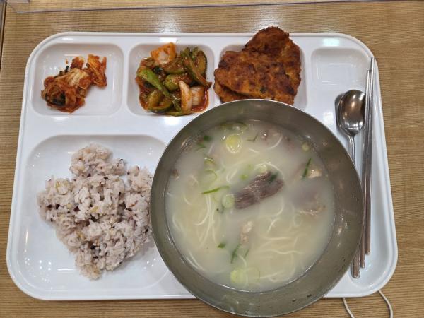 동대문구, 어버이날 맞아 저소득층 어르신 특식 대접