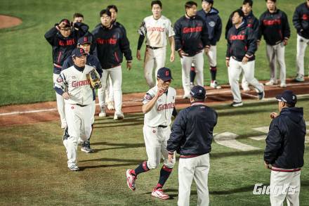 1선발·1번 타자 동시 이탈...3~5선발 나서는 주말 3연전→진짜 시험대 오른 롯데 [IS 포커스]