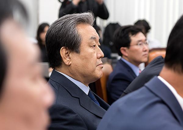 김무성 "둘 다 역량 부족…어디 들어가 밤 새워 합의해야"
