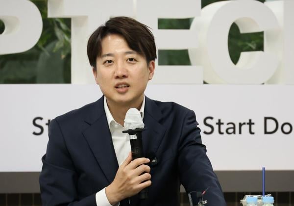 이준석 "3자녀 이상 '핑크 번호판' 도입…주차·전용차선 혜택"