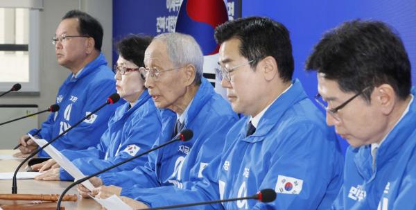 윤여준 "국민의힘 마땅히 퇴출돼야…김문수·한덕수, 퇴장해야 할 세력"