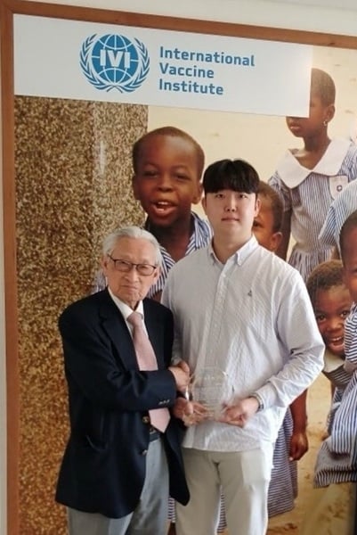 (주)알파캣, 국제백신연구소 상임고문 조완규 前 서울대 총장으로부터 공로패 수상