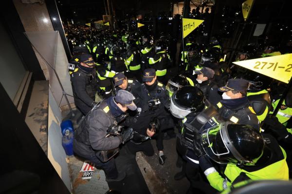 '서부지법 폭동 기자 폭행' 30대 남성 징역 2년 구형
