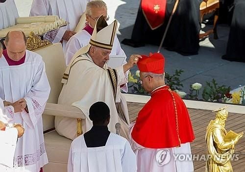 새 교황, 성소수자에 어떤 입장?  이민·기후엔 진보적 시각
