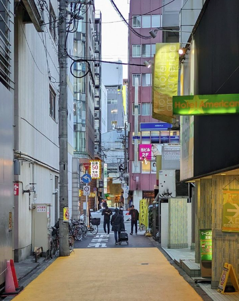 악명 높은 홍등가 골목에 노란색 칠했더니… '놀라운 결과' 나왔다