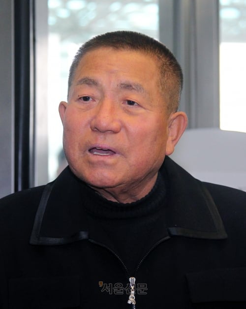 2015년 서울대병원 장례식장에 마련된 고 김영삼 전 대통령의 빈소에 방문했던 이상용씨 모습.서울신문 DB