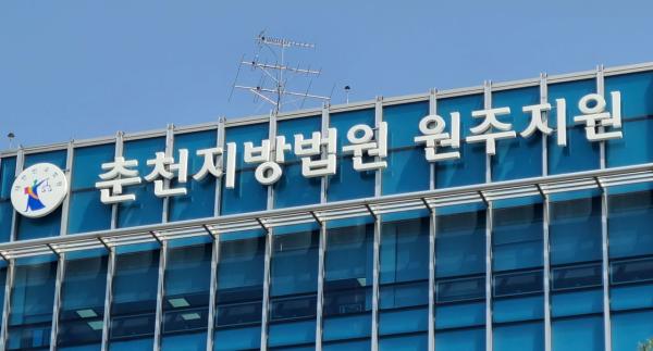 특수개조 아이폰으로 중고생 등 불법촬영한 30대 실형