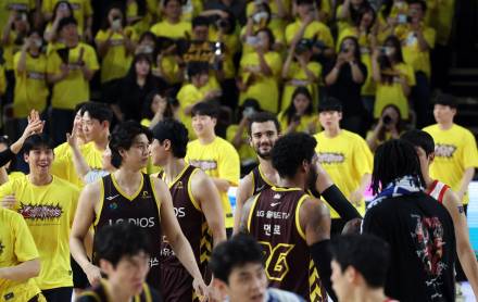 LG, 창단 첫 챔프전 우승까지 1승 남았다…SK 17점 차 대파하고 3연승