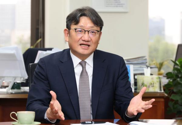 경사노위원장 "고령자 고용연장 보장하되 생산성 기반 임금 수용해야"
