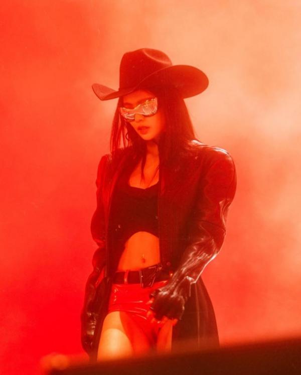 블랙핑크 제니, ‘like JENNIE’ 뮤직비디오 1억 뷰 돌파…K-팝 여성 솔로 아티스트 기록 행진